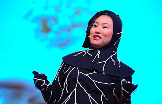 Née à en 1975, à Gwangju, Corée du Sud, Jae Rhim Lee vit et travaille dans le Massachusetts, USA.