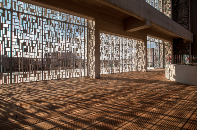 Installation de l’oeuvre « La Vague » à la médiathèque Aimé Césaire