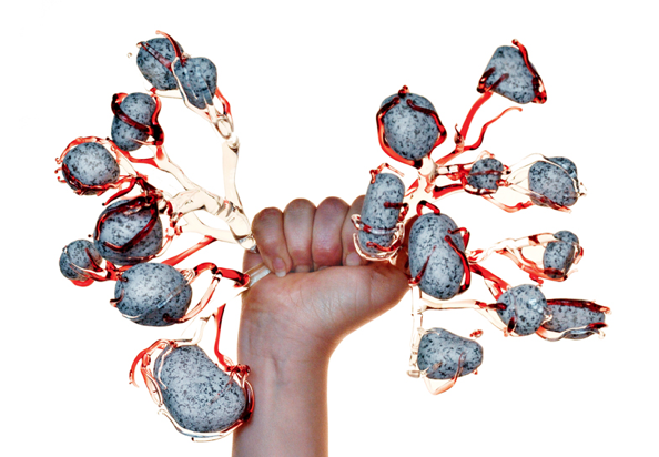 Maîtriser l'hydre. Pierres et verre filé, sculpture réalisée les 21 et 22 novembre 2015, photo janvier 2016.