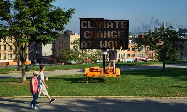 « Climat Signals », une oeuvre engagée de Justin Brice Guariglia installée dans les rues de New-York